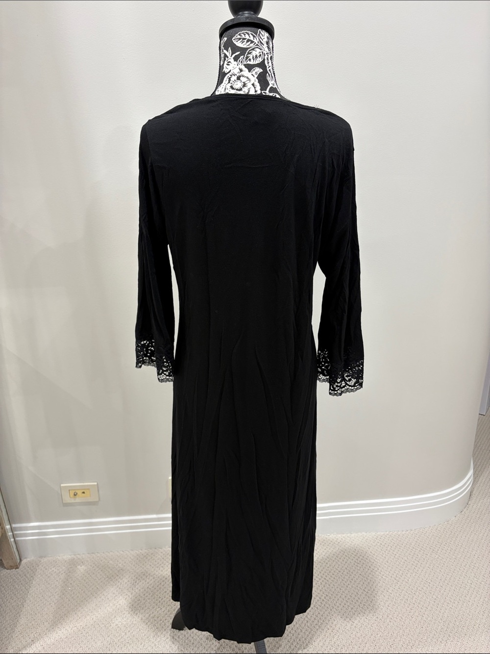 Natori black long nightgown size large - Picture 2 of 3